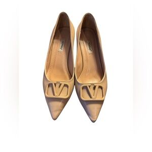 Women’s Tan Beige Chunky Kitty Heels with Pointed Toe and V Detail Leather Shoes